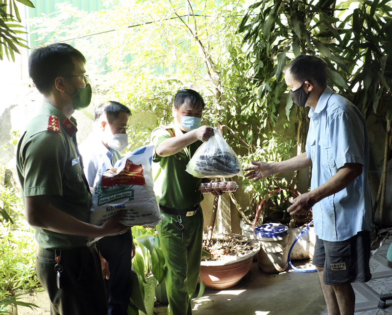 Công an Nghệ An hỗ trợ lương thực thực phẩm cho người dân -0
