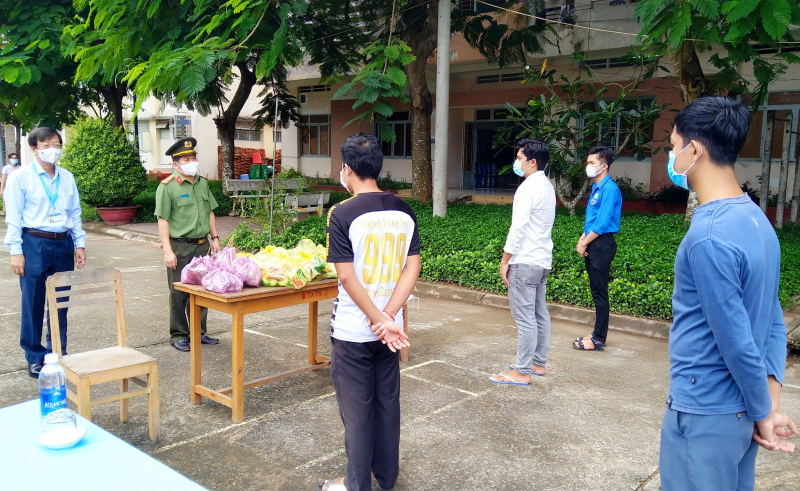 Công an tỉnh An Giang tiếp tục trao tặng 200 tấn gạo, 47 tấn cá, rau củ hỗ trợ người dân khó khăn -0