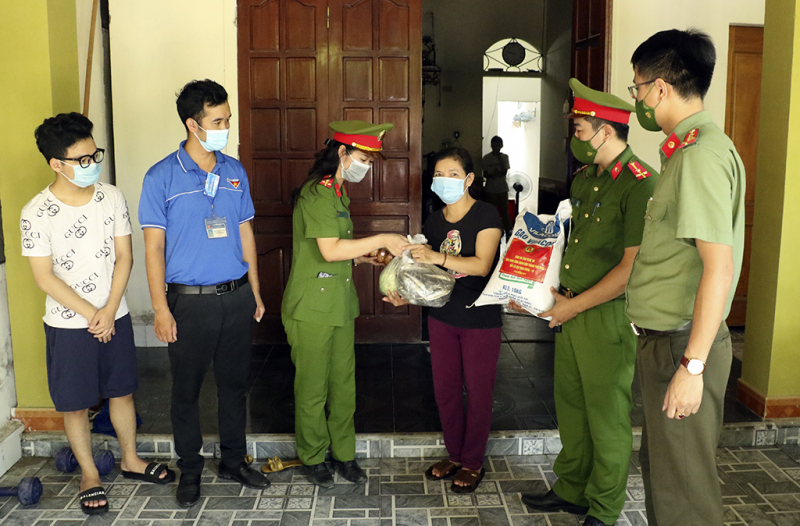Công an Nghệ An hỗ trợ lương thực thực phẩm cho người dân -1