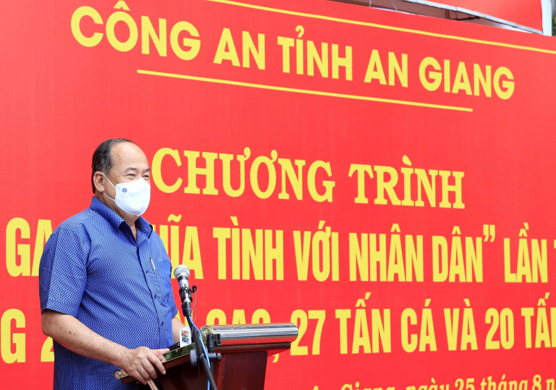 Công an tỉnh An Giang tiếp tục trao tặng 200 tấn gạo, 47 tấn cá, rau củ hỗ trợ người dân khó khăn -0