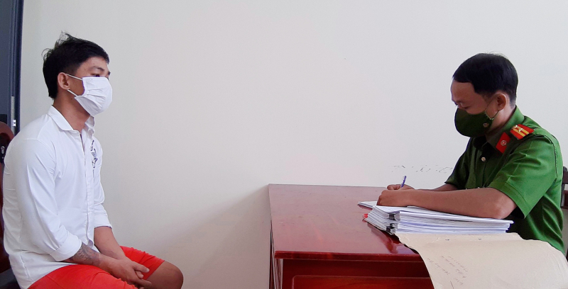 Đang bị khởi tố, lại đi cướp xe nữ công nhân -0