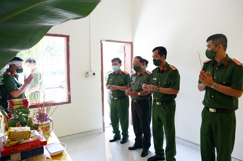 Nén nỗi đau, cán bộ Công an lập bàn thờ bái vọng cha vừa qua đời -0