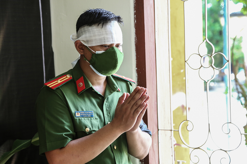 Nén nỗi đau, cán bộ Công an lập bàn thờ bái vọng cha vừa qua đời -0