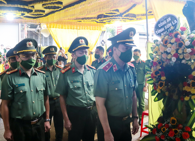 Nén nỗi đau, cán bộ Công an lập bàn thờ bái vọng cha vừa qua đời -0