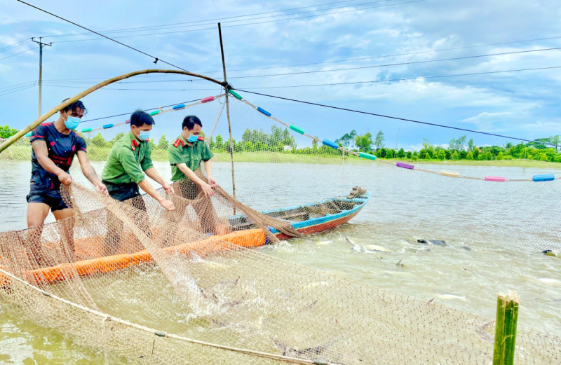 Công an tỉnh An Giang tiếp tục trao tặng 200 tấn gạo, 47 tấn cá, rau củ hỗ trợ người dân khó khăn -0