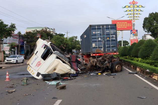 3 người thương vong sau vụ TNGT giữa xe đầu kéo và xe bơm bê tông -1