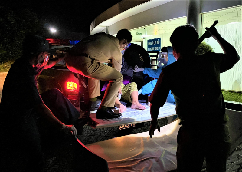 CSGT trực chốt đưa cụ bà 86 tuổi bị bệnh tim đi cấp cứu kịp thời -1