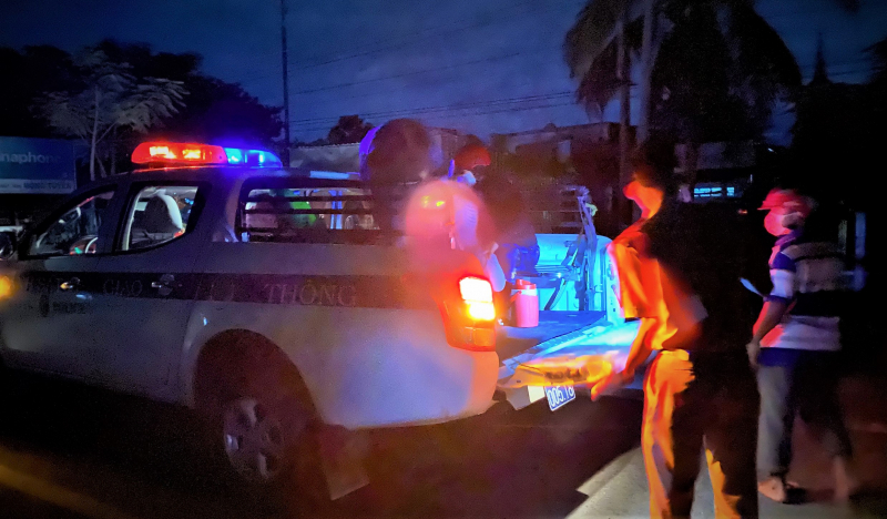 CSGT trực chốt đưa cụ bà 86 tuổi bị bệnh tim đi cấp cứu kịp thời -2