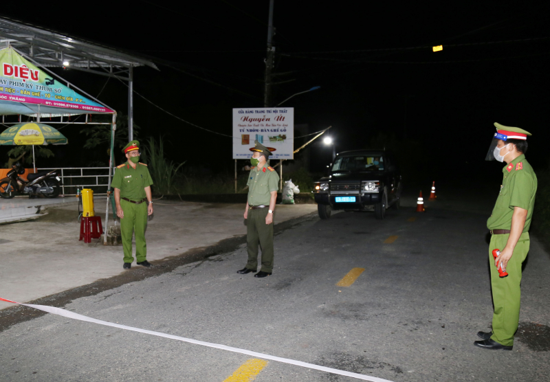 Giám đốc Công an tỉnh Sóc Trăng động viên các chốt kiểm soát -0