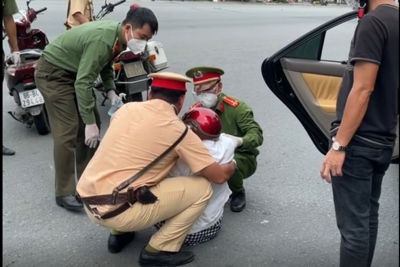 Sau va chạm, thai phụ 37 tuần tuổi được tổ kiểm soát dịch đưa vào viện -1