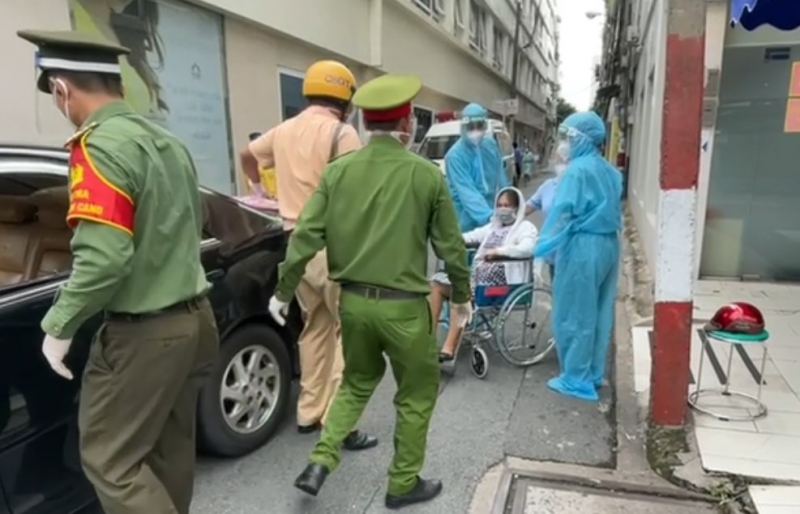 Sau va chạm, thai phụ 37 tuần tuổi được tổ kiểm soát dịch đưa vào viện -0