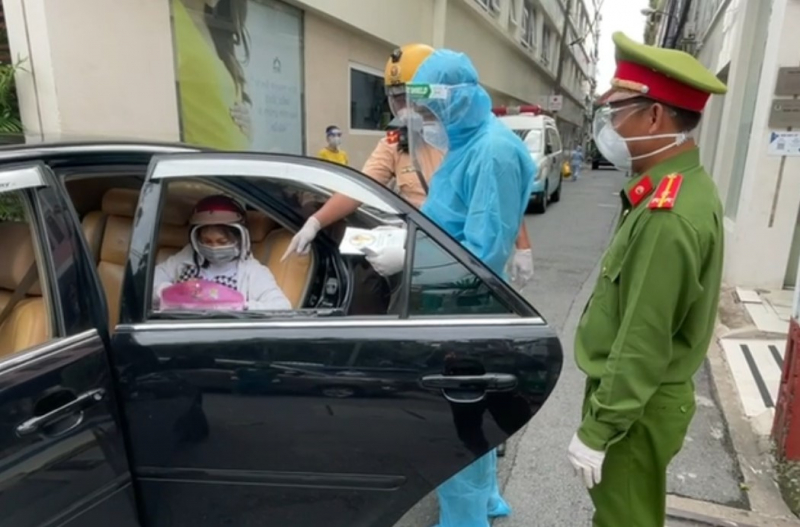 Sau va chạm, thai phụ 37 tuần tuổi được tổ kiểm soát dịch đưa vào viện -1