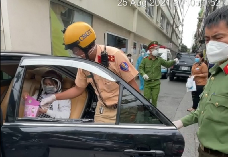 Sau va chạm, thai phụ 37 tuần tuổi được tổ kiểm soát dịch đưa vào viện -2