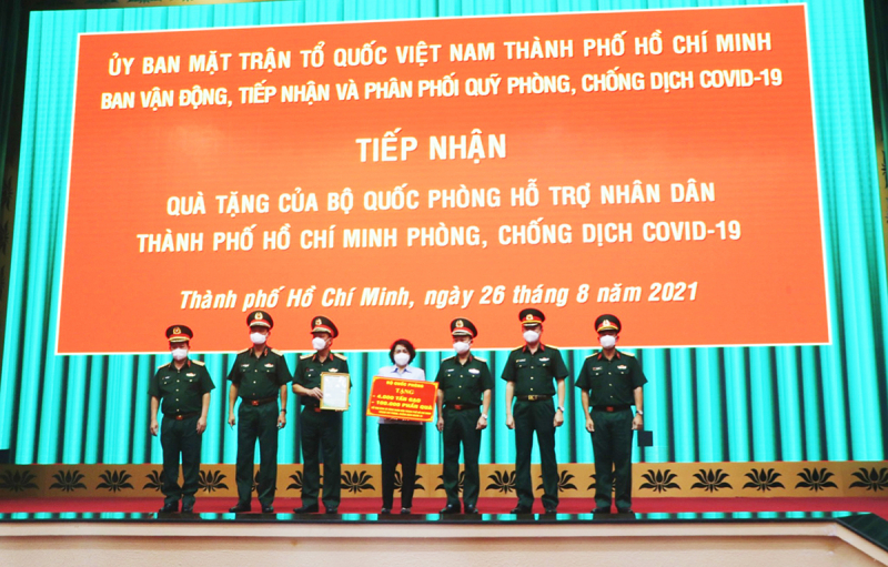 Bộ Quốc Phòng tặng TP Hồ Chí Minh 4.000 tấn gạo, 100.000 suất quà -0