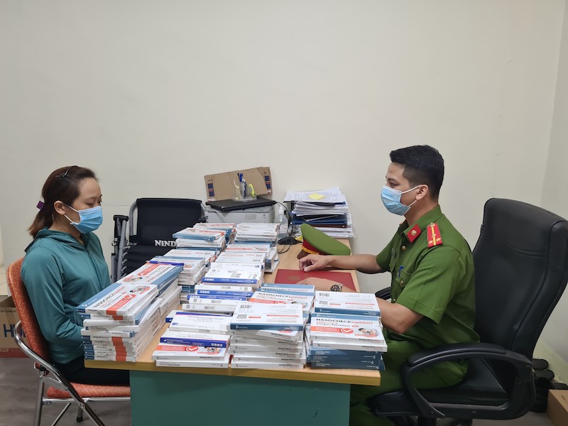 Thu giữ 145 kit test nhanh COVID-19 không rõ nguồn gốc -0