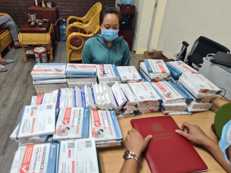 Thu giữ 145 kit test nhanh COVID-19 không rõ nguồn gốc -2