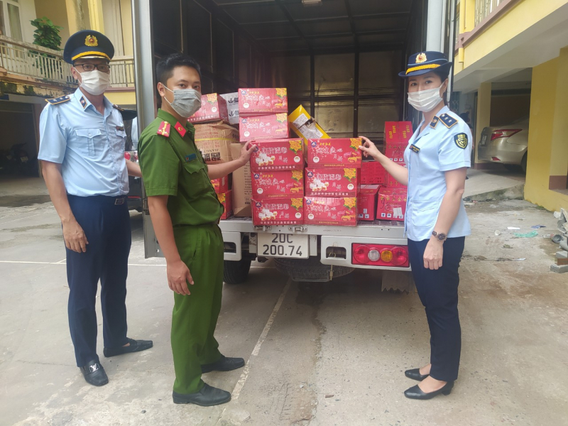 Ngăn chặn kịp thời 2 vụ vận chuyển số lượng lớn bánh trung thu, thực phẩm các loại nhập lậu  -0
