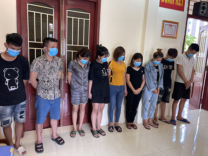 Bắt quả tang chủ quán Karaoke bắt giữ người trái pháp luật -0