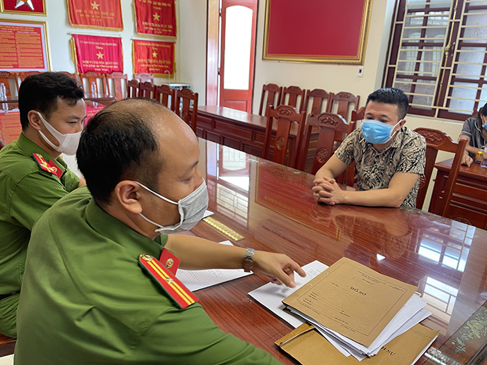 Bắt quả tang chủ quán Karaoke bắt giữ người trái pháp luật -0