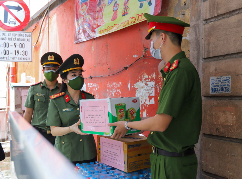 Nghệ sĩ Công an chung sức hỗ trợ người khó khăn, động viên cán bộ chiến sĩ chống dịch -0
