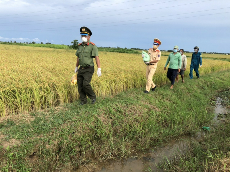 Vượt sông, băng đồng… tặng quà người dân vùng dịch -1