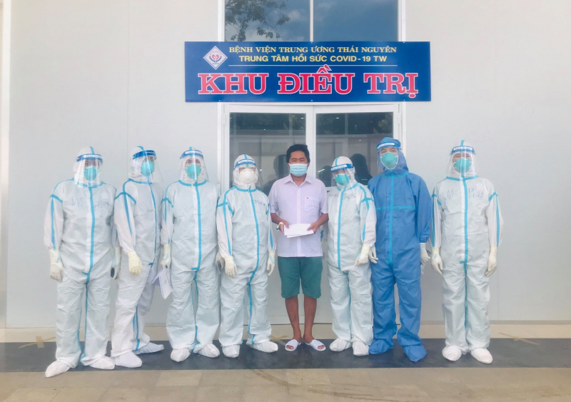 Bệnh nhân nặng đầu tiên ở Trung tâm Hồi sức tích cực COVID-19 Long An ra viện -0