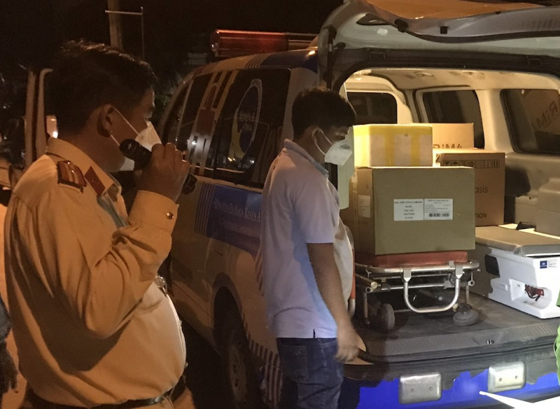 Tài xế xe cứu thương vận chuyển hơn 2.200 hộp kít test nhanh không rõ nguồn gốc -0