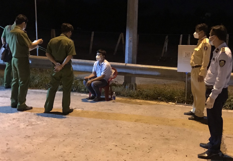 Tài xế xe cứu thương vận chuyển hơn 2.200 hộp kít test nhanh không rõ nguồn gốc -0