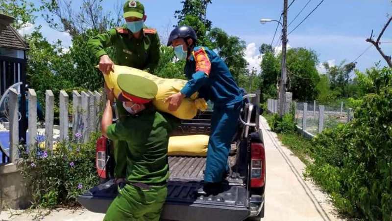 Công an Đà Nẵng giúp nông dân thu hoạch lúa chín vụ trong ngày giãn cách -2