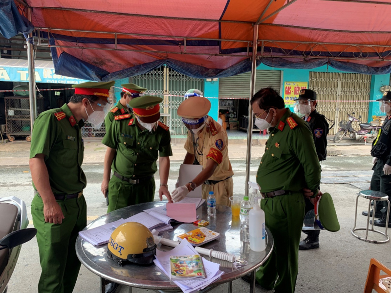 Lãnh đạo Cục Cảnh sát QLHC về TTXH kiểm tra công tác kiểm soát phòng, chống dịch  -0