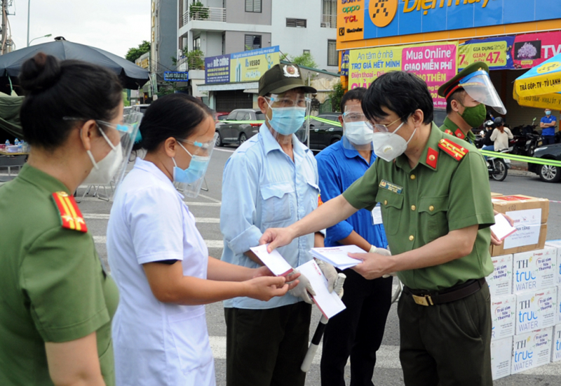 Báo CAND: Sẻ chia với bà con đang vật lộn với khó khăn trong đại dịch -0