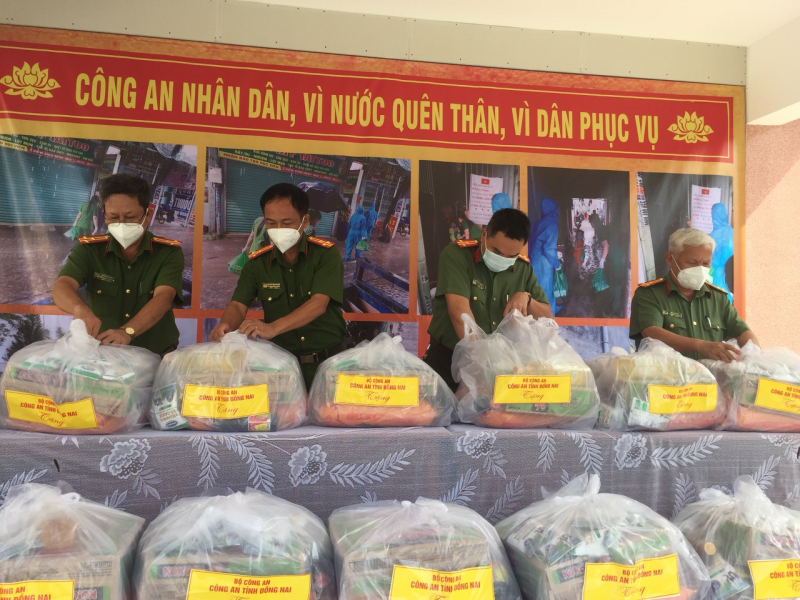 Công an huyện Nhơn Trạch khai trương gian hàng 0 đồng -0