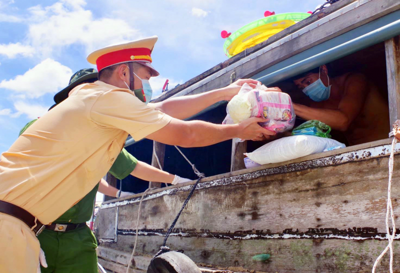 “Phiên chợ 0 đồng” giúp bà con xóm ghe bớt lênh đênh trong mùa dịch -0