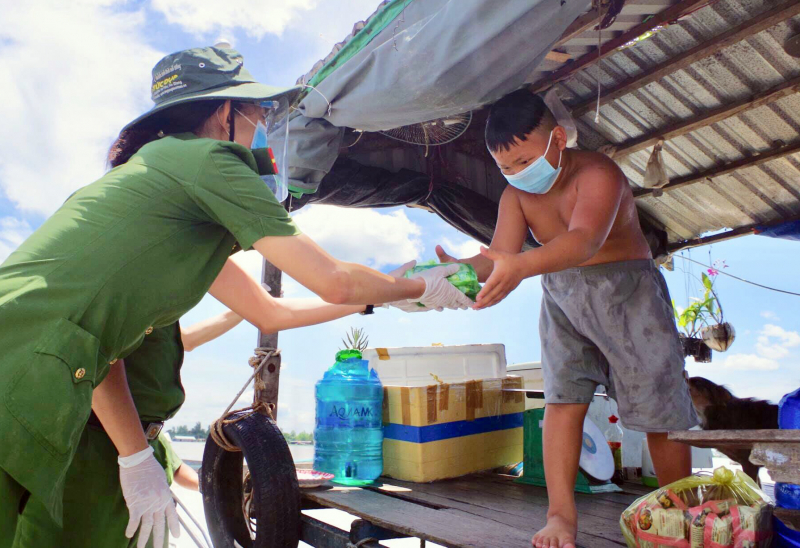 “Phiên chợ 0 đồng” giúp bà con xóm ghe bớt lênh đênh trong mùa dịch -0