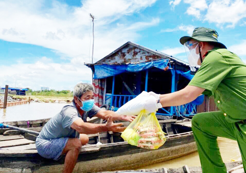 “Phiên chợ 0 đồng” giúp bà con xóm ghe bớt lênh đênh trong mùa dịch -2