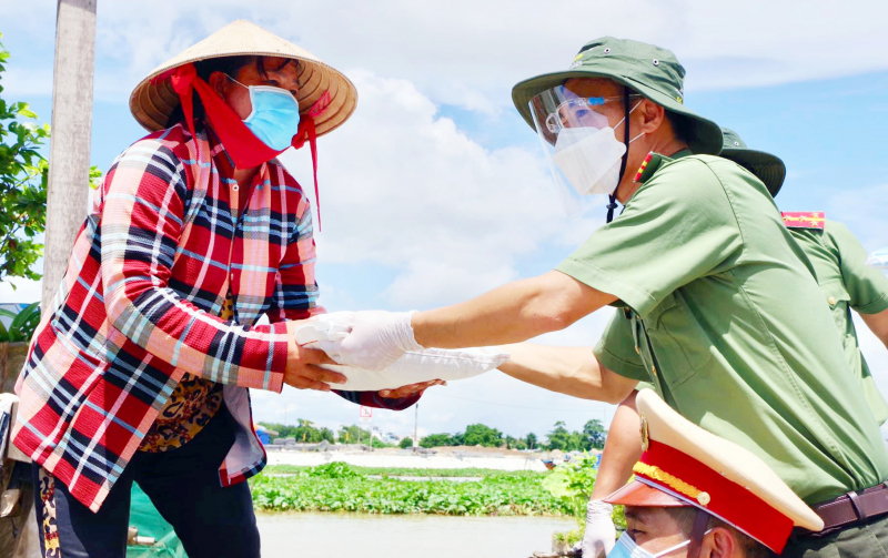 “Phiên chợ 0 đồng” giúp bà con xóm ghe bớt lênh đênh trong mùa dịch -2