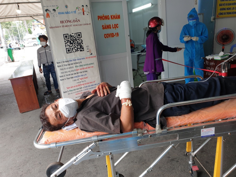 Một người đàn ông bị chém đứt lìa bàn tay -0