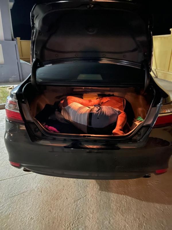 Trốn trong cốp xe ô tô để tránh khai báo y tế -0