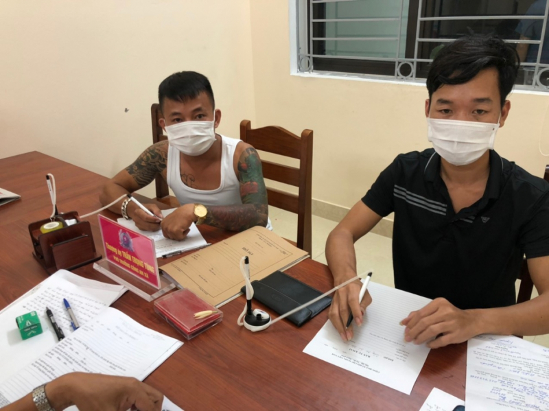 Trốn trong cốp xe ô tô để tránh khai báo y tế -0