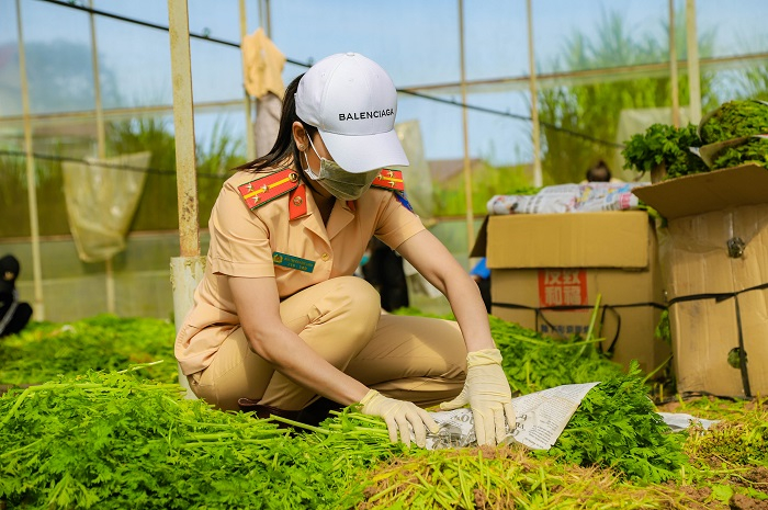 Công an Lâm Đồng hỗ trợ 37 tấn rau cho bà con vùng dịch -0