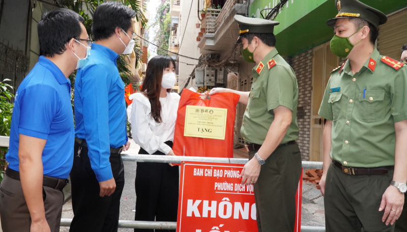 Văn phòng Bộ Công an tặng 250 suất quà hỗ trợ sinh viên có hoàn cảnh khó khăn -0