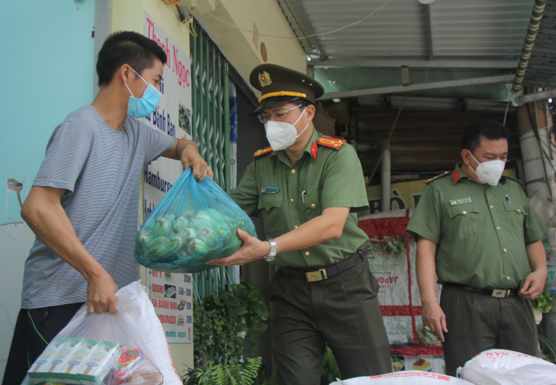 Công an TP Hồ Chí Minh trao hơn 2.000 phần quà cho người dân, người lao động nghèo -0