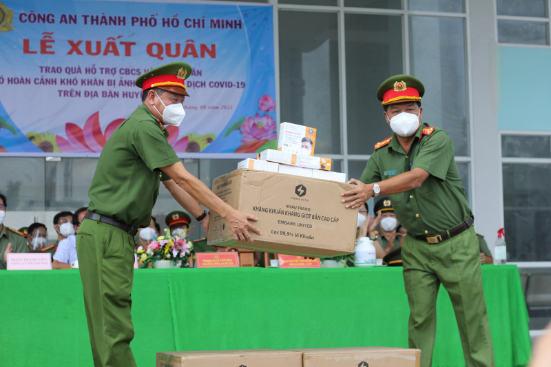 Công an TP Hồ Chí Minh trao hơn 2.000 phần quà cho người dân, người lao động nghèo -0