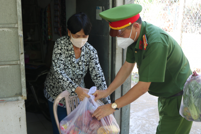 Công an TP Hồ Chí Minh trao hơn 2.000 phần quà cho người dân, người lao động nghèo -0