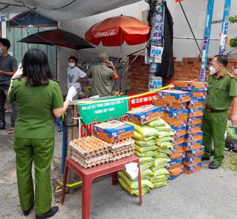 Công an phường, xã - “pháo đài” chống dịch và giúp đỡ người dân -0