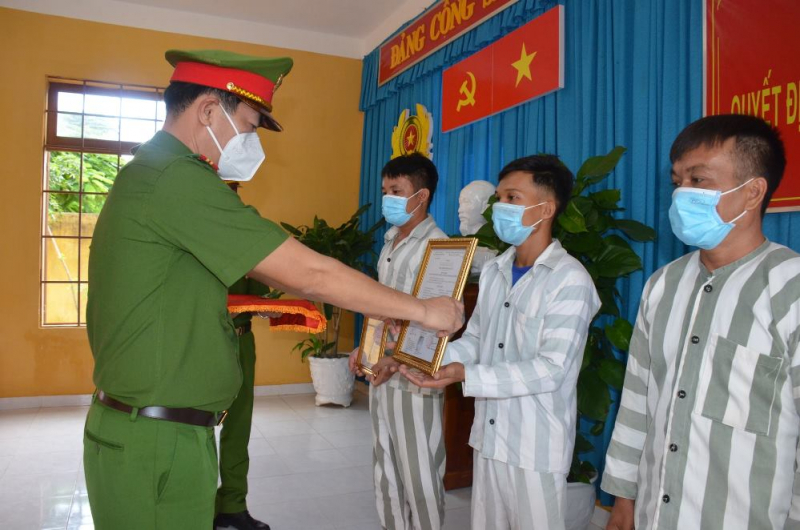 Trại giam Thủ Đức trao quyết định đặc xá năm 2021 -0