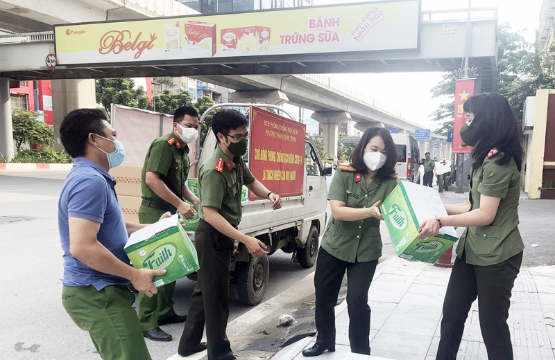 Tiếp sức Công an phường Thanh Xuân Trung phòng, chống dịch COVID-19 -0