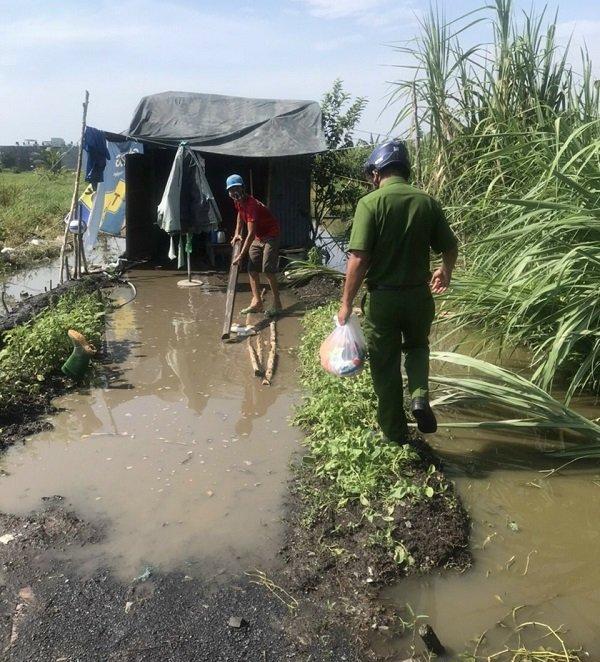 Công an phường, xã - “pháo đài” chống dịch và giúp đỡ người dân -1