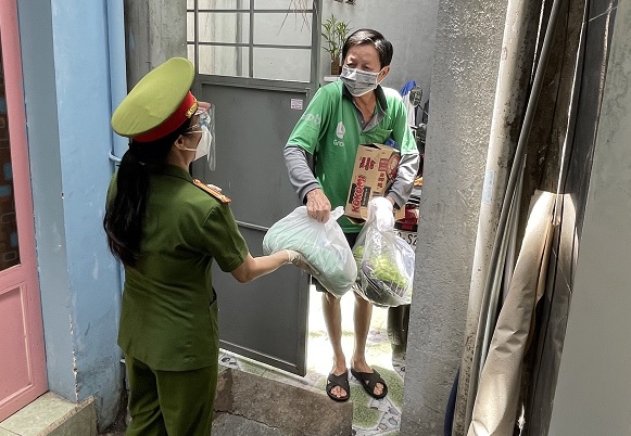 Công an phường, xã - “pháo đài” chống dịch và giúp đỡ người dân -0