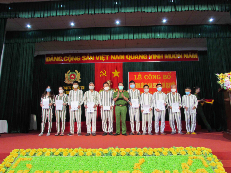 gia trung trao qđ.jpg -0